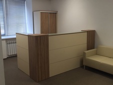 Офисная мебель для приемной руководителя в Казани. Стойки ресепшн для офиса